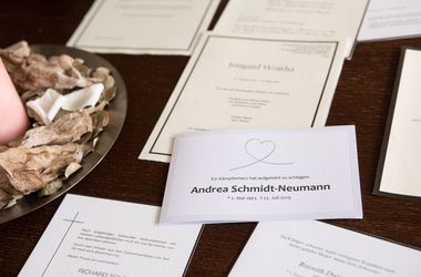 Beispiele für Trauerkarten und Trauerbriefe im Hamburger Beerdigungs-Institut Ertel